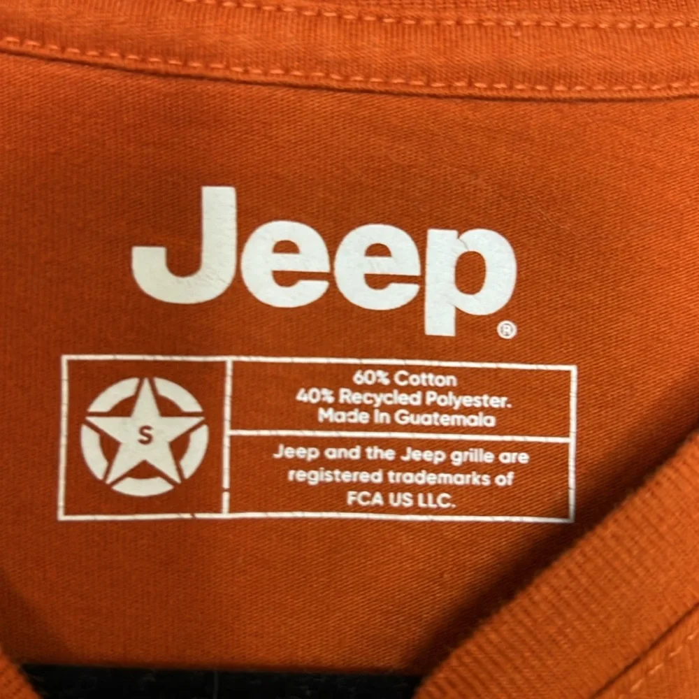 JEEP Outdoorsy Mountain Scene Orange Graphic Print Tee size Small